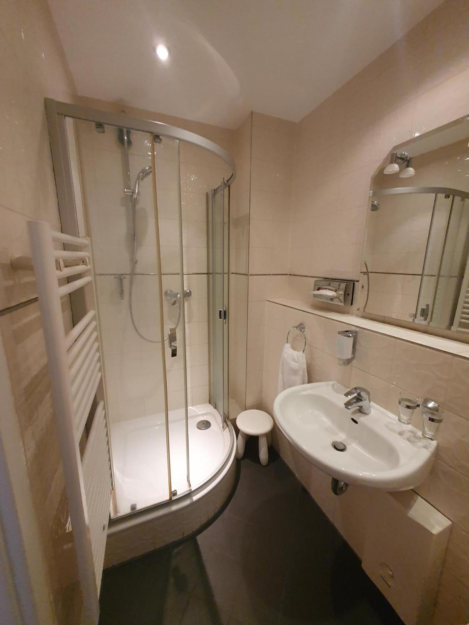 Die Villa, Zimmer 17, Dz เลเวอร์คูเซน ภายนอก รูปภาพ